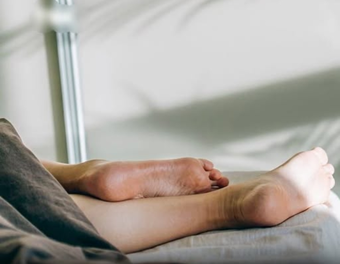 Jeśli śpisz BEZ ubrań, może to mieć zaskakujący wpływ na Twoje ciało
